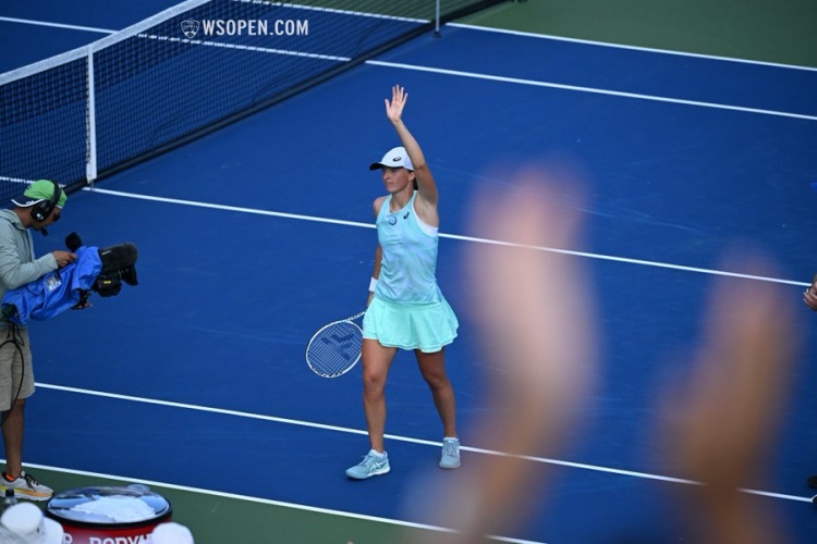 但背后却隐 但背后却隐